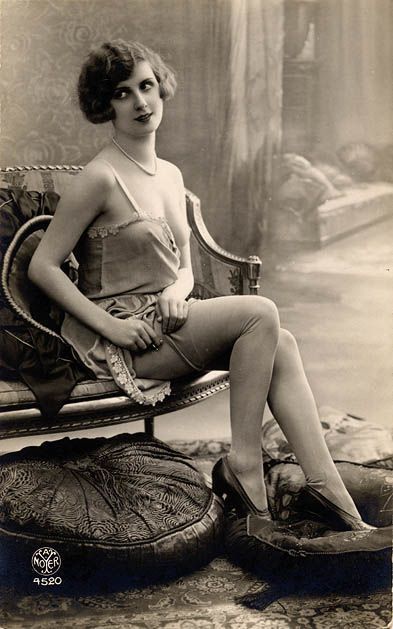 Os primeiros registros de fotografia sensual, original do Boudoir, surgiram ainda no séuclo XX, com mulheres em seus quartos, usando lingeries e corsets